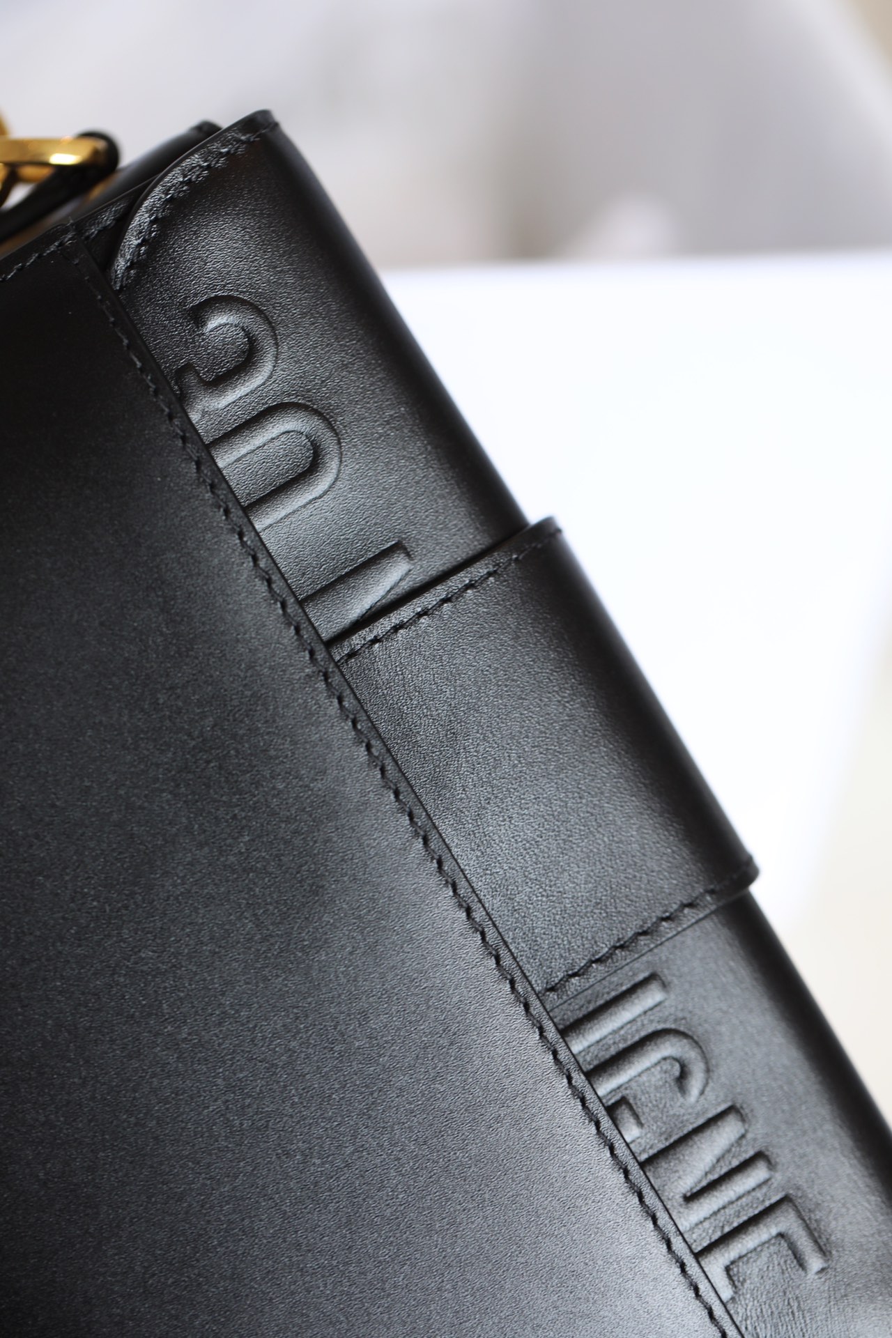 Montaigne 𝙢𝙞𝙣𝙞 box bag