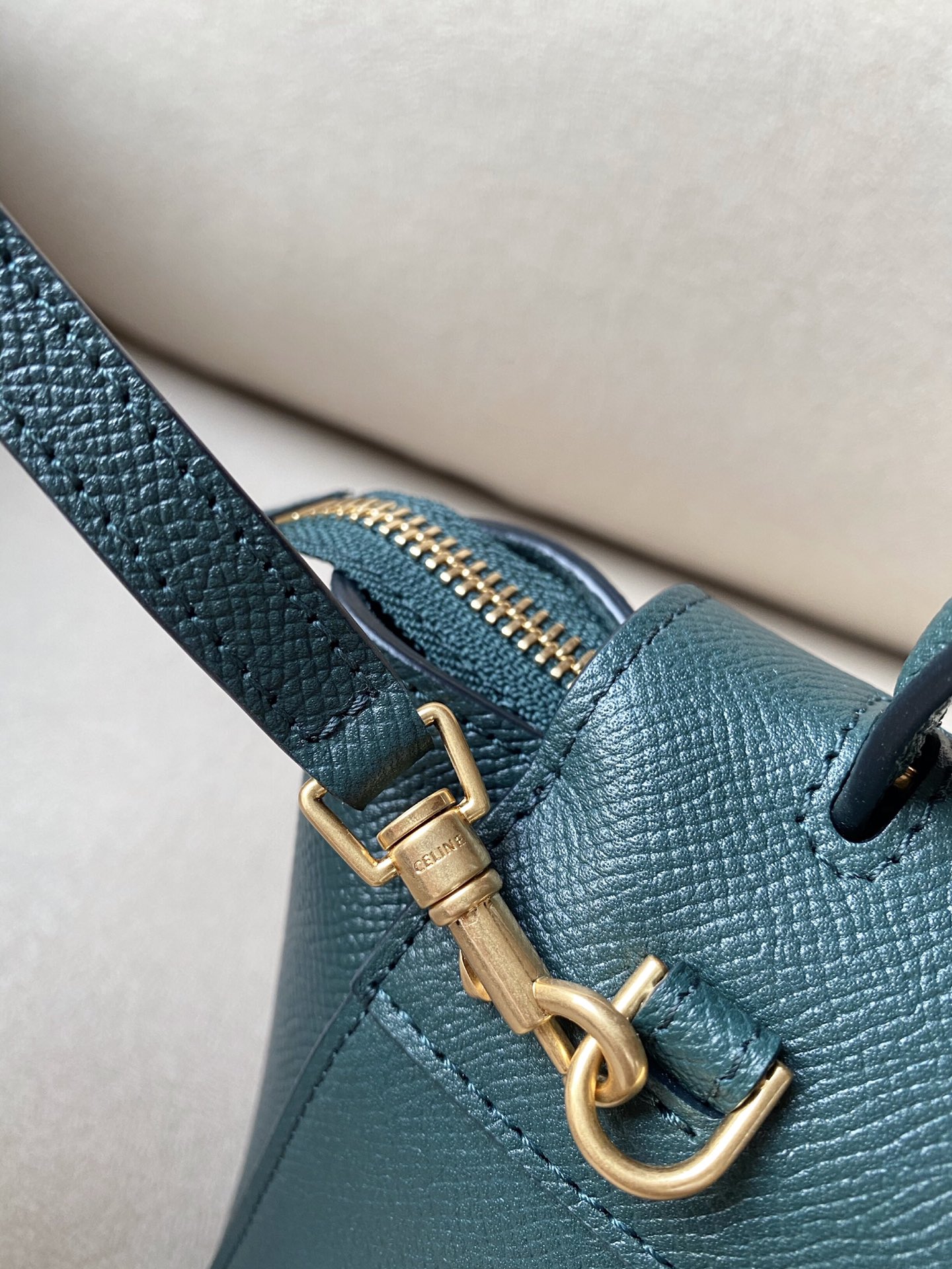 𝐂𝐞𝐥𝐢𝐧𝐞 𝐛𝐞𝐥𝐭 𝐩𝐢𝐜𝐨 𝟏𝟔𝐜𝐦 Grained Calfskin Bag