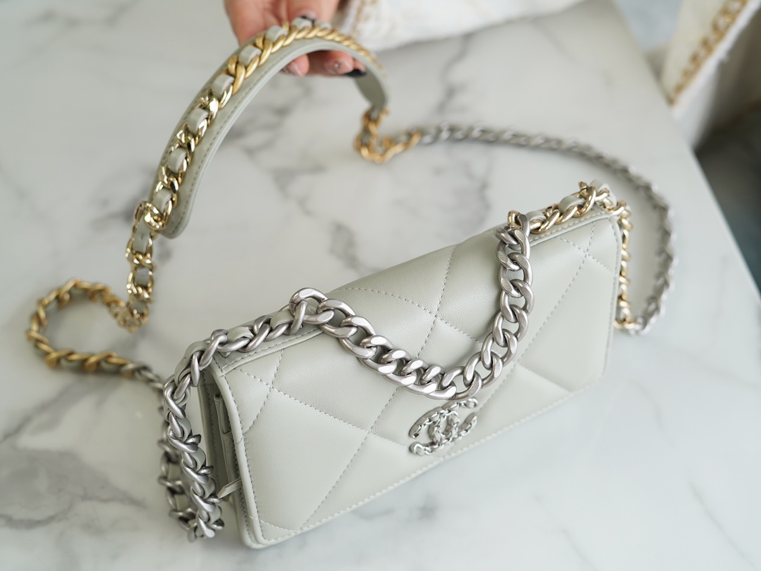 CHANEL 19Bag 𝑾𝒐𝒄 22C silver buckle light grey