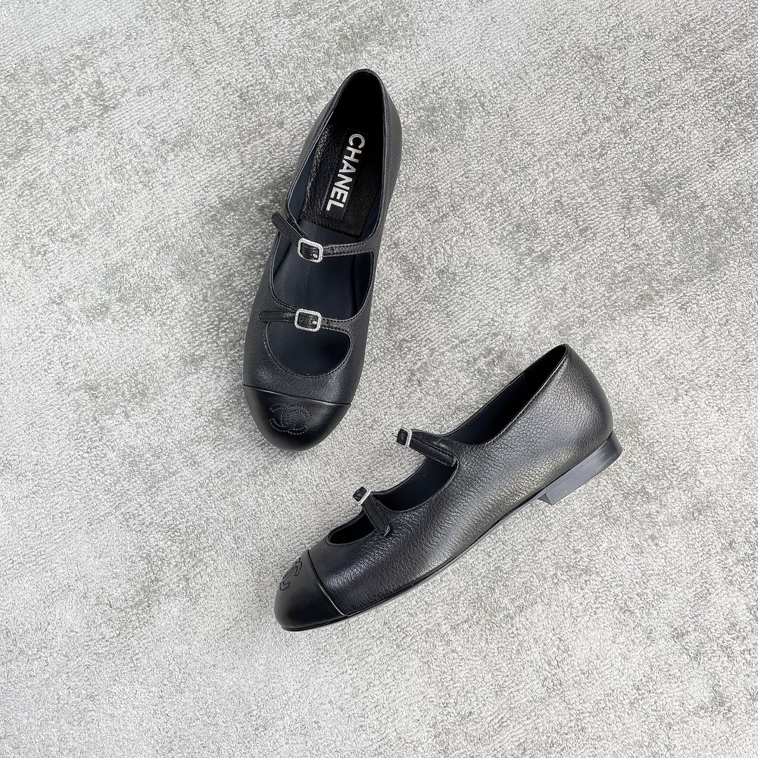 CHANEL Xiao Xiang's new double strap ballet shoes above the buckle on the small diamonds of the delicate shine