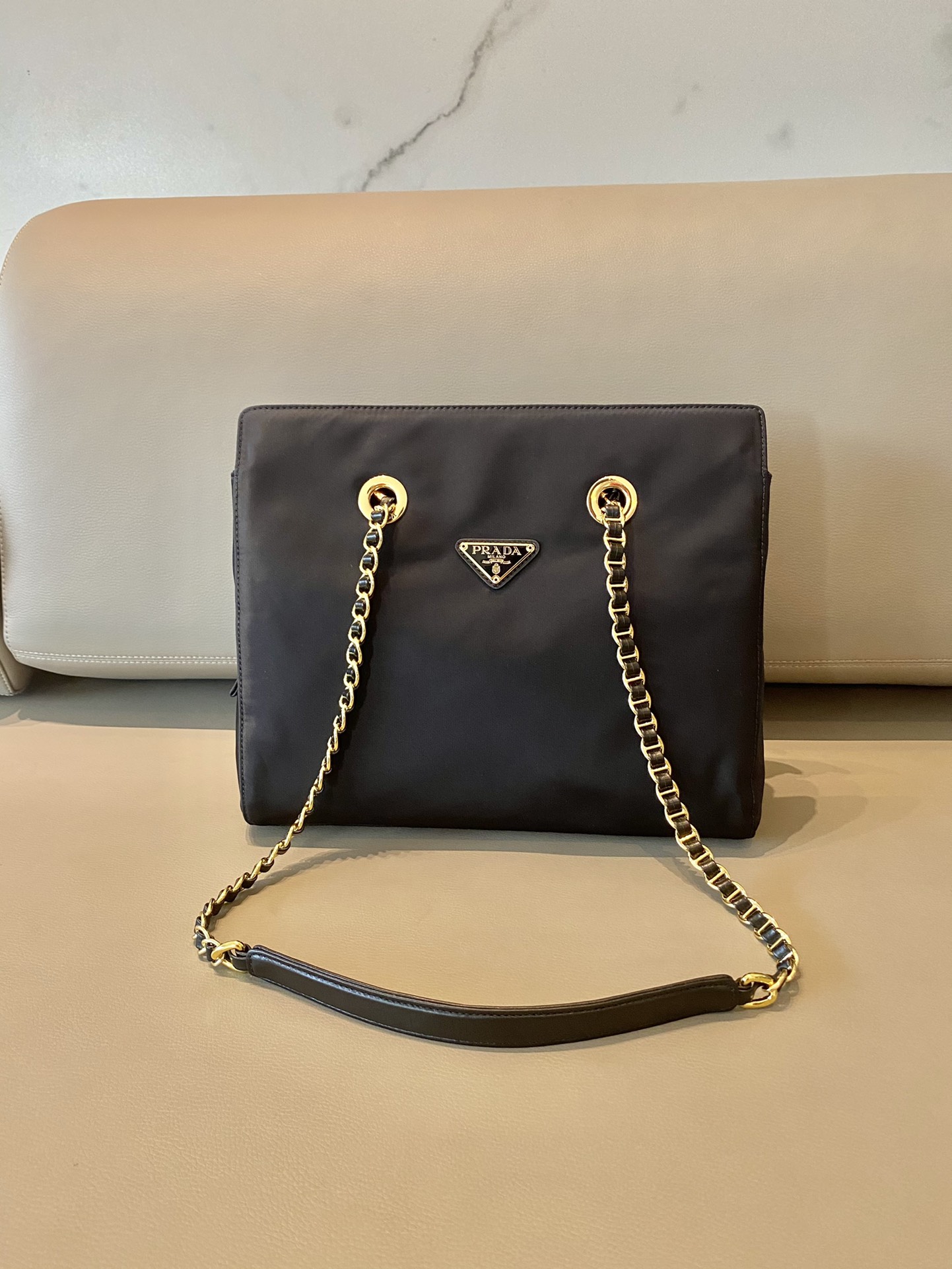 𝐏𝐑𝐀𝐃𝐀 Mid-vintage zipper model