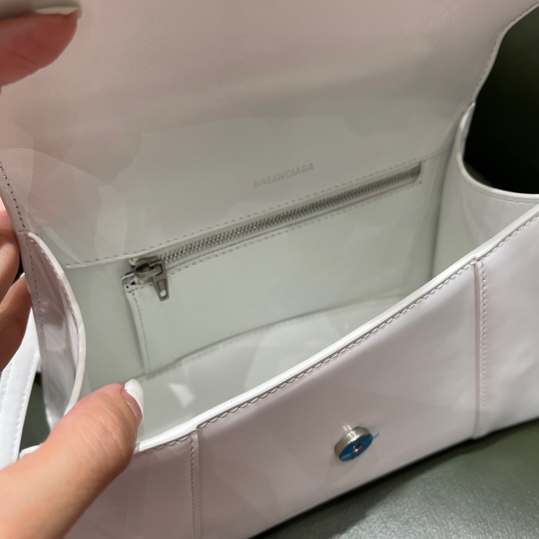 BALENCIAGA 𝐇𝐨𝐮𝐫𝐠𝐥𝐚𝐬𝐬 𝐒 The hourglass bag of the fashion world