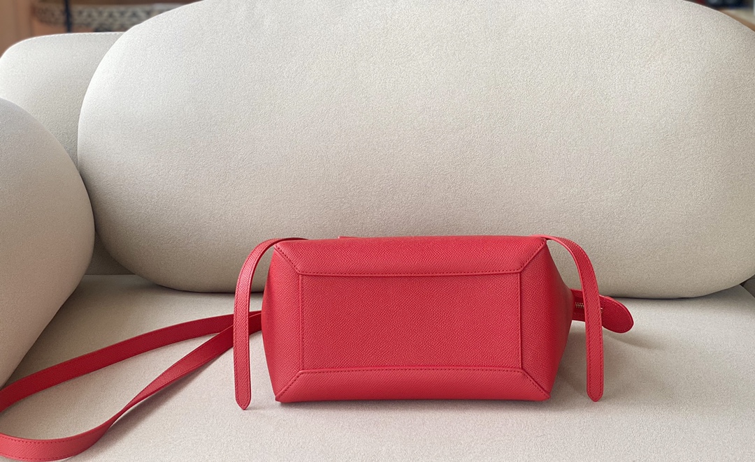 𝐂𝐞𝐥𝐢𝐧𝐞 BELT MICRO BAG in grained calfskin