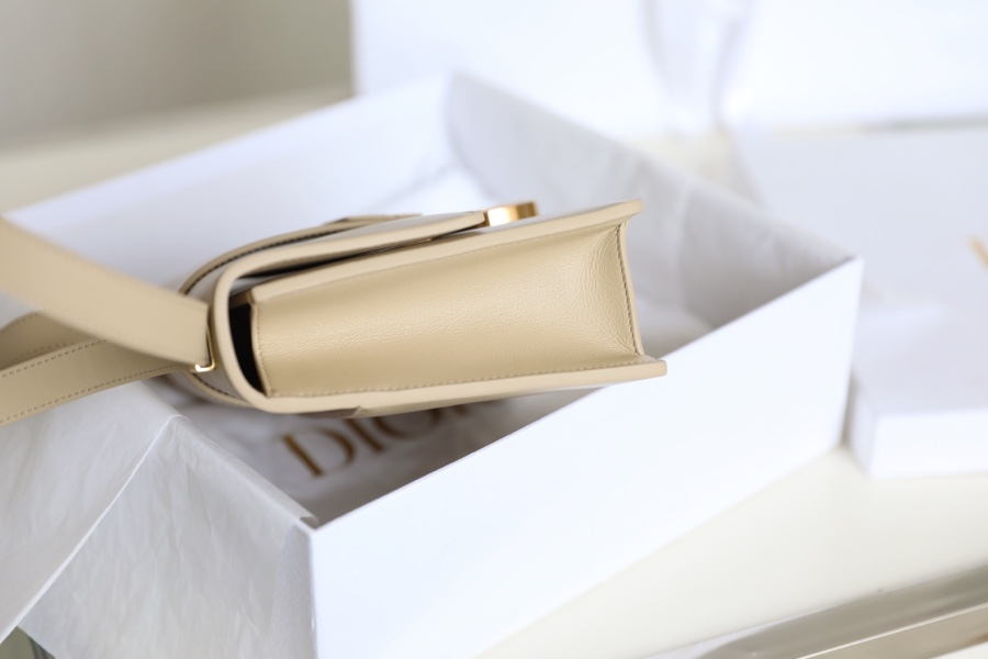 Montaigne Enamel Smooth cowhide Beige