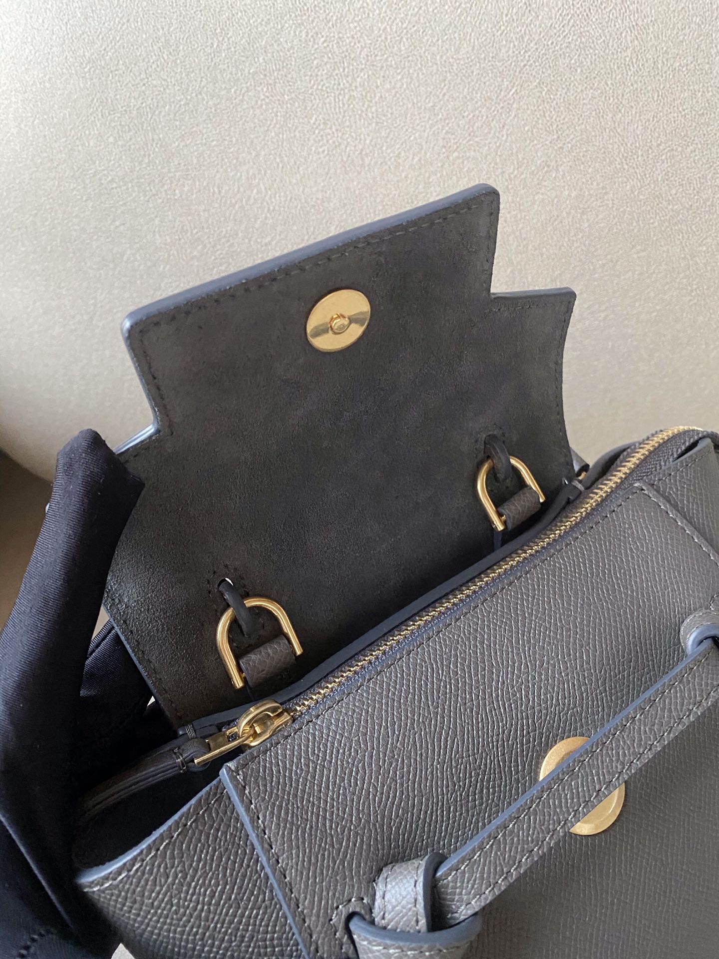 𝐂𝐞𝐥𝐢𝐧𝐞 𝐛𝐞𝐥𝐭 𝐩𝐢𝐜𝐨 𝟏𝟔𝐜𝐦 Grained Calfskin Bag