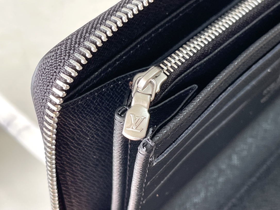 𝐋𝐎𝐔𝐈𝐒 𝐕𝐔𝐈𝐓𝐓𝐎𝐍   N60111