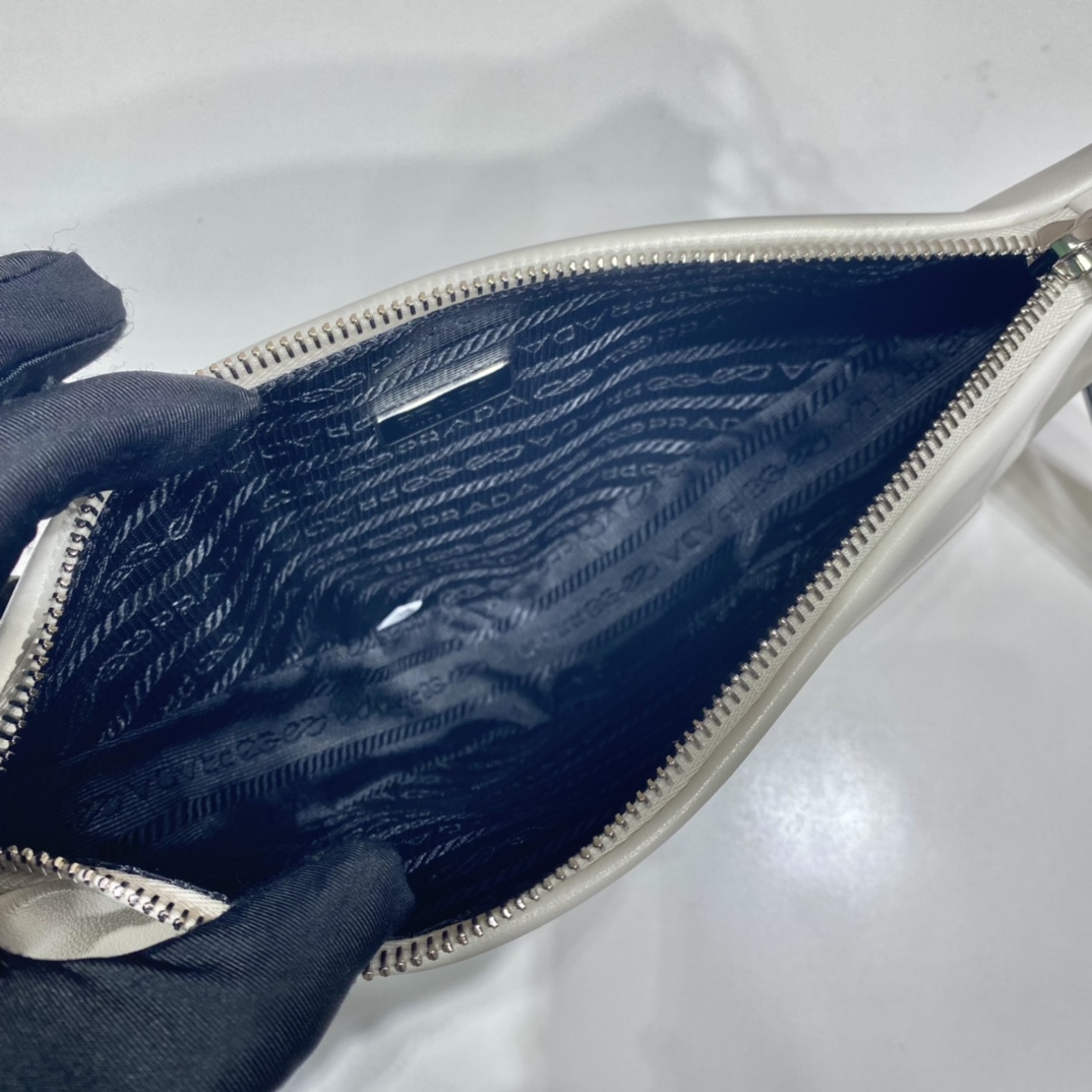 𝐏𝐑𝐀𝐃𝐀 Triangle Handbag 1NE039