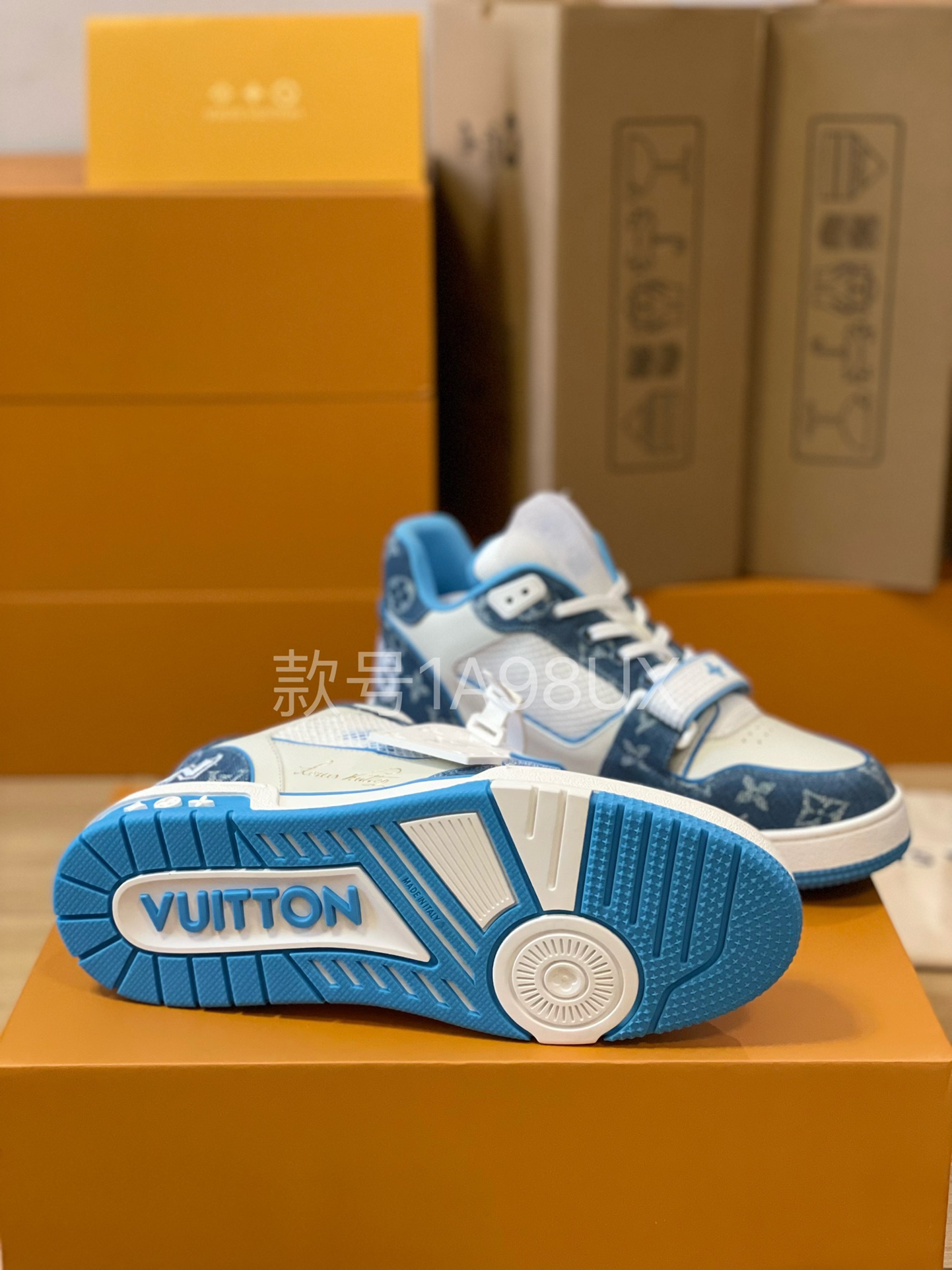 Louis Vuitton Trainer sneakers for couples, style 1A98UX