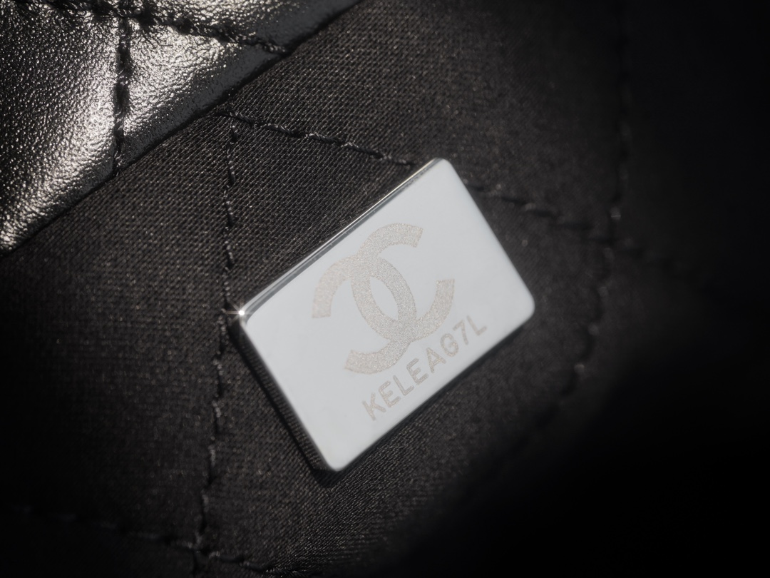 𝗖𝗛𝗔𝗘𝗡𝗟✦𝟐𝟐𝗣 spring and summer new 𝟐𝟐 handbag black silver buckle medium