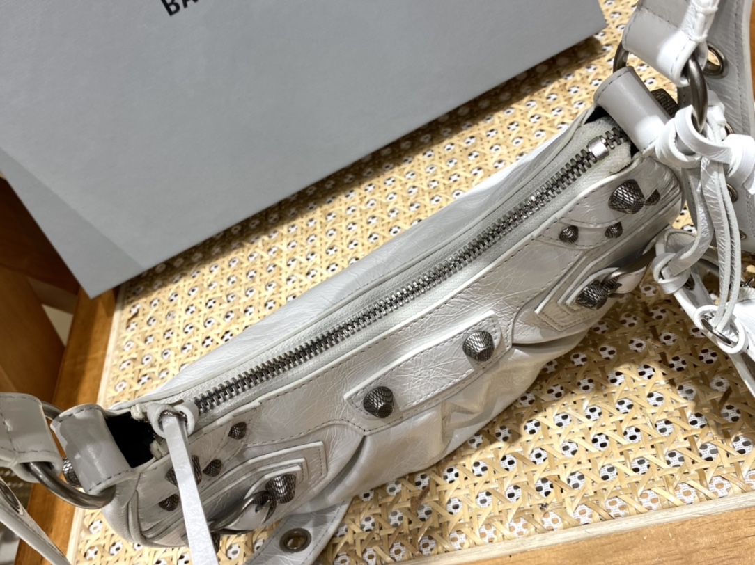 BALENCIAGA 𝐋𝐞 𝐂𝐚𝐠𝐨𝐥𝐞 Moon Bag