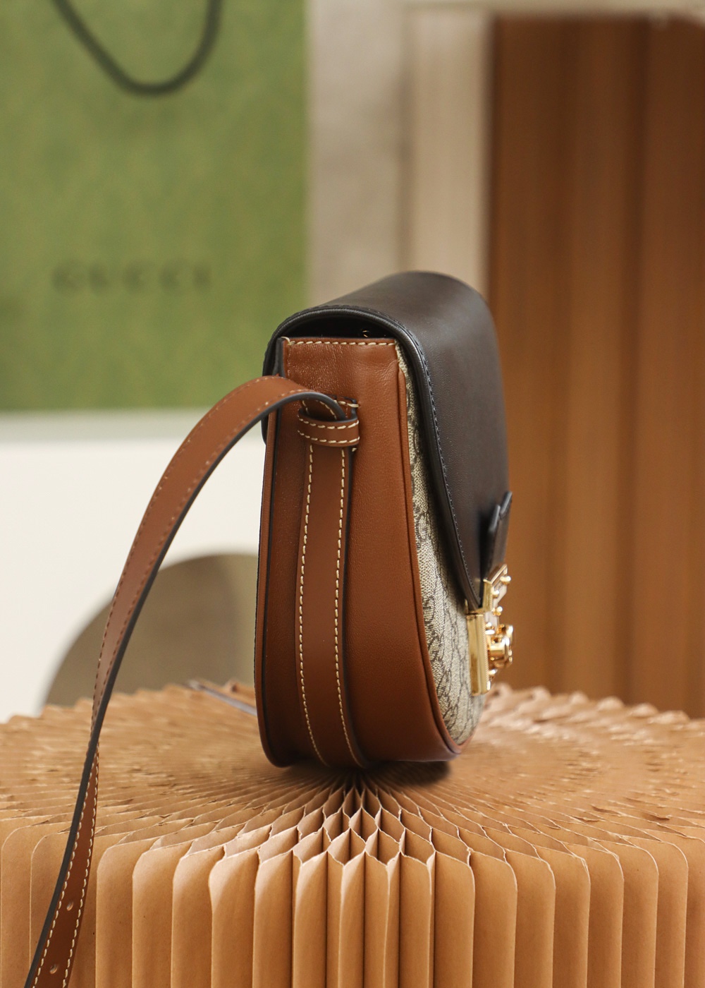 GUCCI 𝙋𝙖𝙙𝙡𝙤𝙘𝙠 series original leather #644524 moon bag