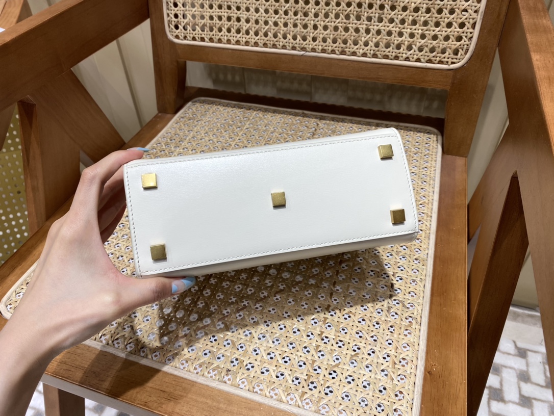 SAINT LAURENT 𝑴𝑨𝑵𝑯𝑨𝑻𝑻𝑨𝑵 𝑵𝑨𝑵𝑶#593741