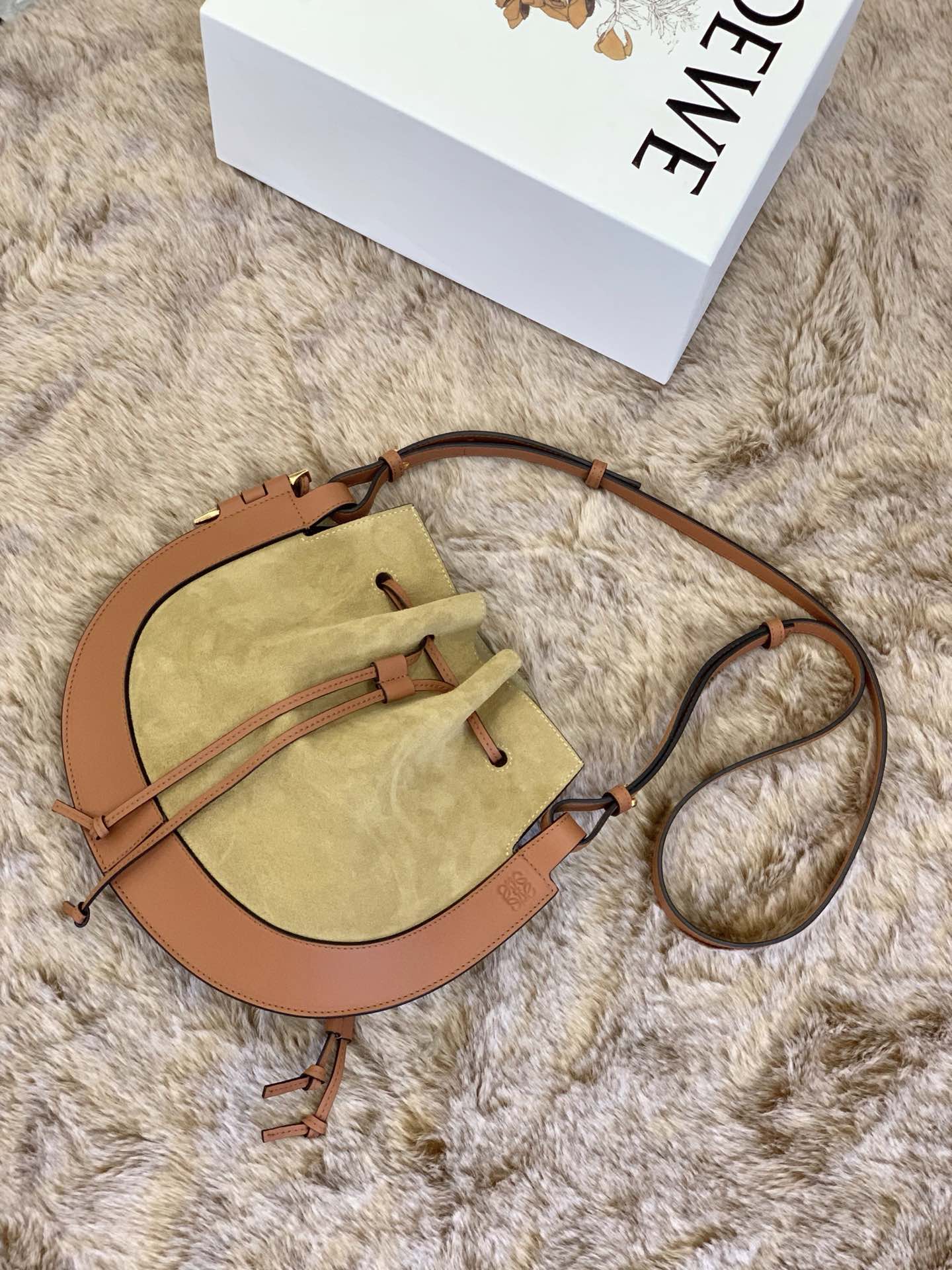 LOEWE Horseshoe flying saucer bag