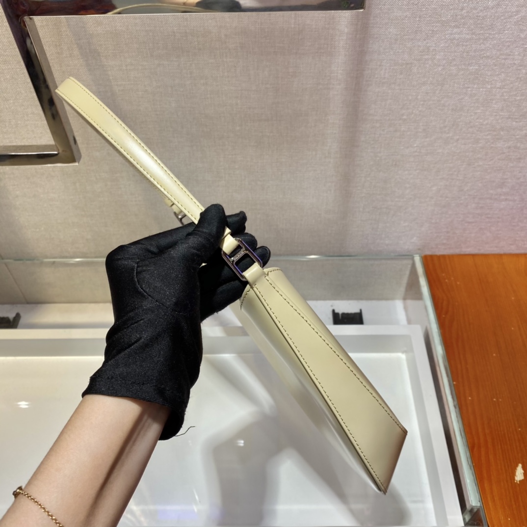 𝐏𝐑𝐀𝐃𝐀 New Underarm Bag 1BC499