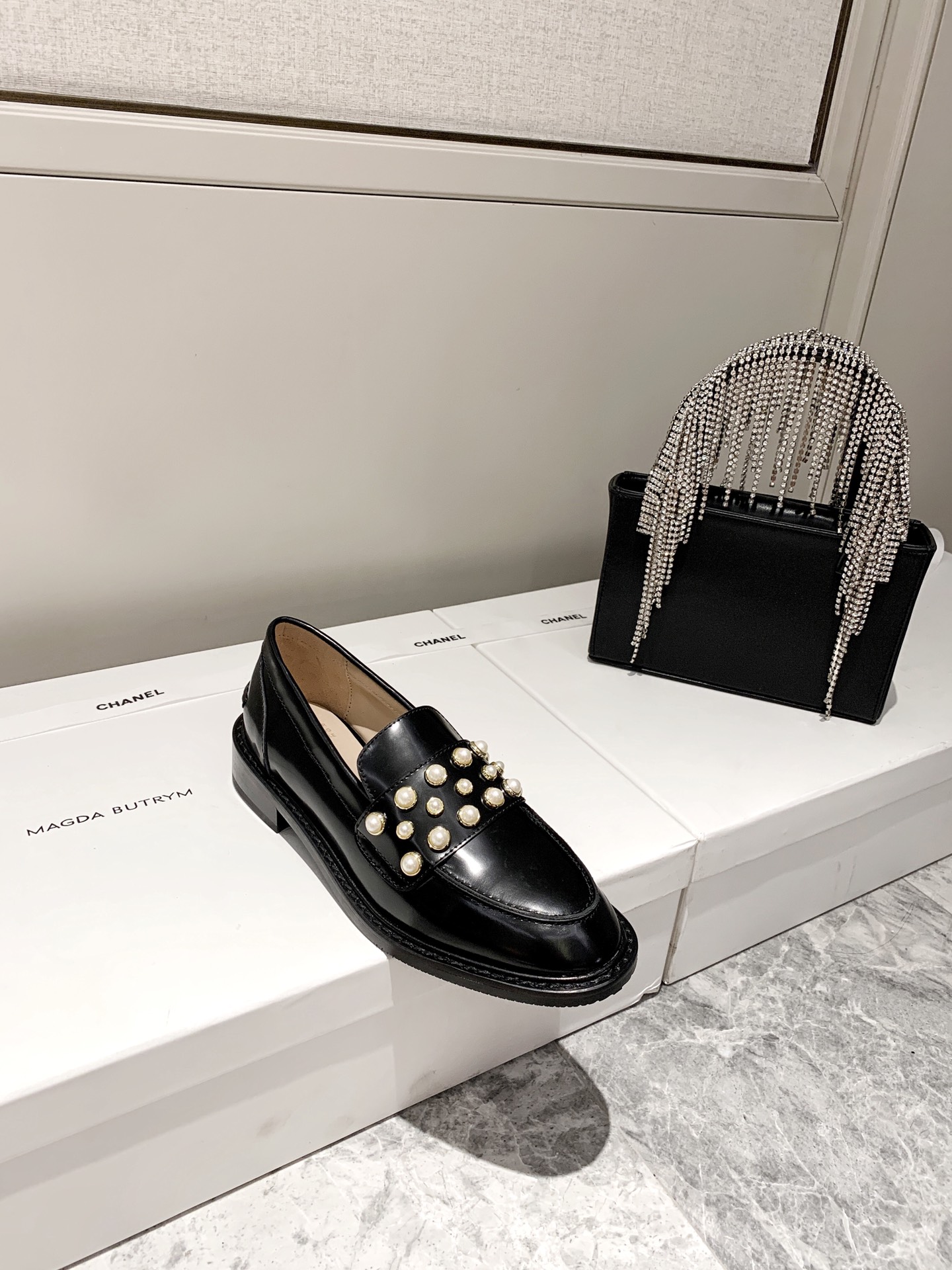 Stuart Weitzman 2020 autumn and winter new pearl shoes import open-edge bead leather