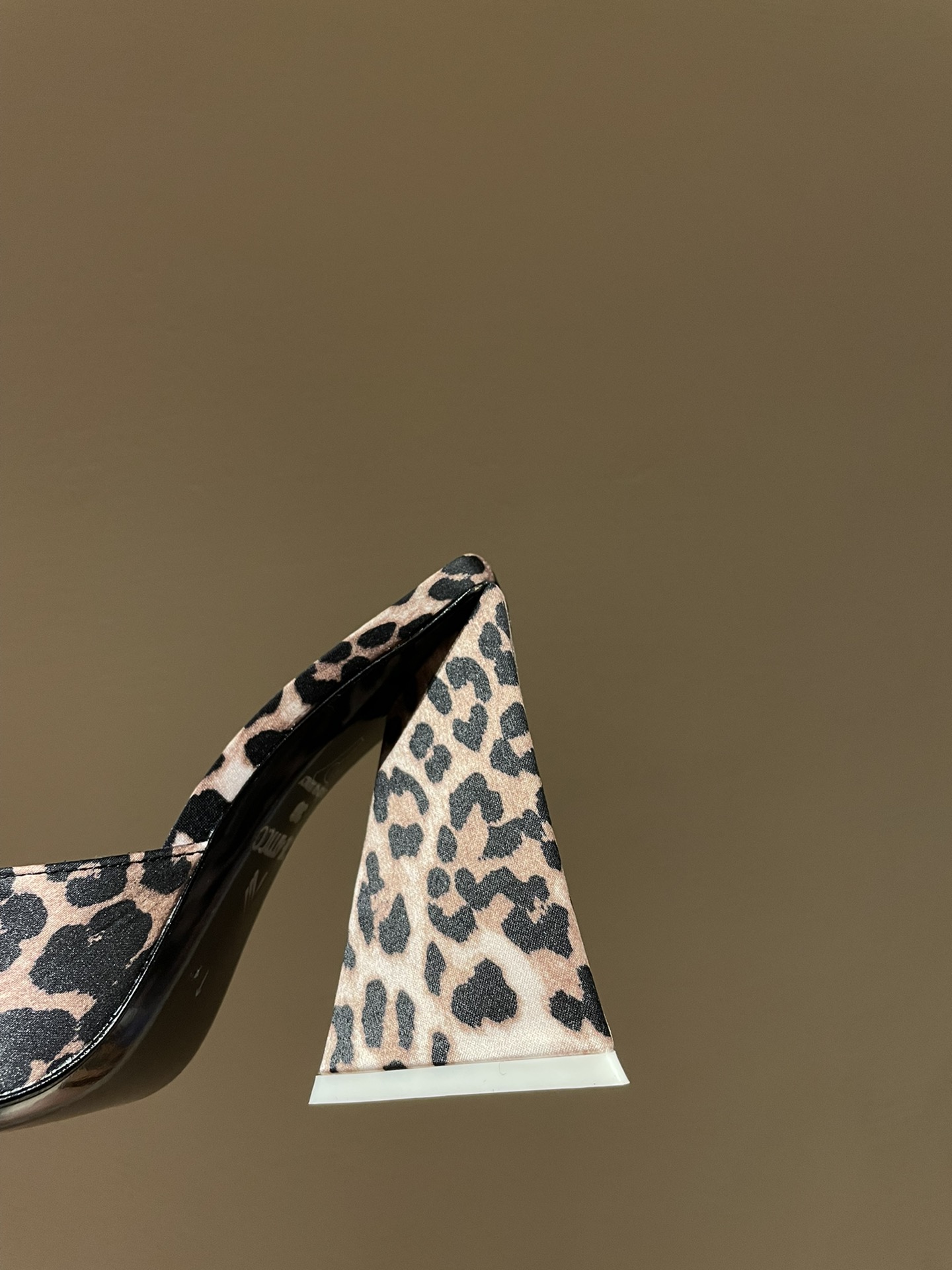 TheAttico | 𝟐𝟎𝟐𝟐𝟐/𝐒𝐒 𝐧𝐞𝐰 Spring/Summer 2021 collection The Attico personality triangle heel high heel sandals