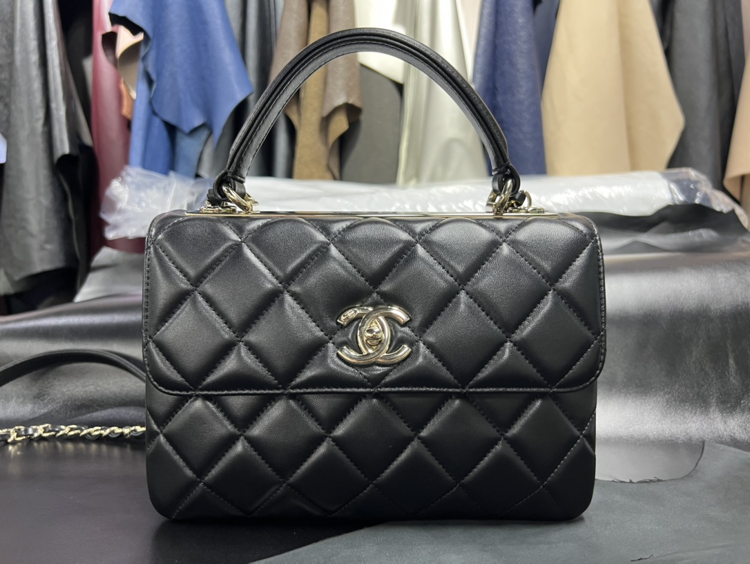 Chanel Trendy cc mouth flap bag V grid black gold genuine leather