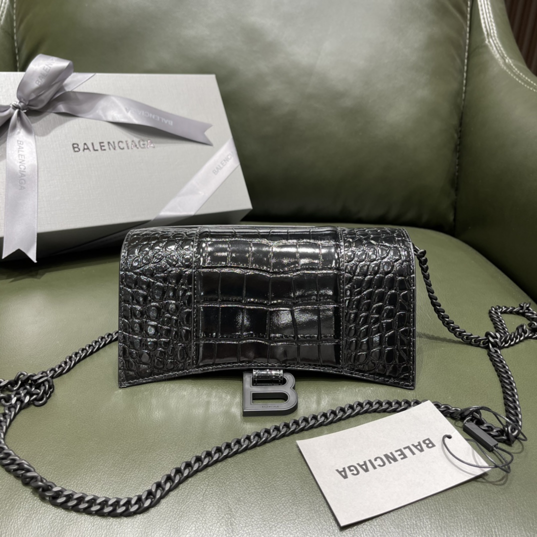 BALENCIAGA 𝐇𝐨𝐮𝐫𝐠𝐥𝐚𝐬𝐬 𝐰𝐚𝐥𝐥𝐞𝐭 𝐨𝐧 𝐜𝐡𝐚𝐢𝐧 ⏳ ▪️ crocodile print black buckle