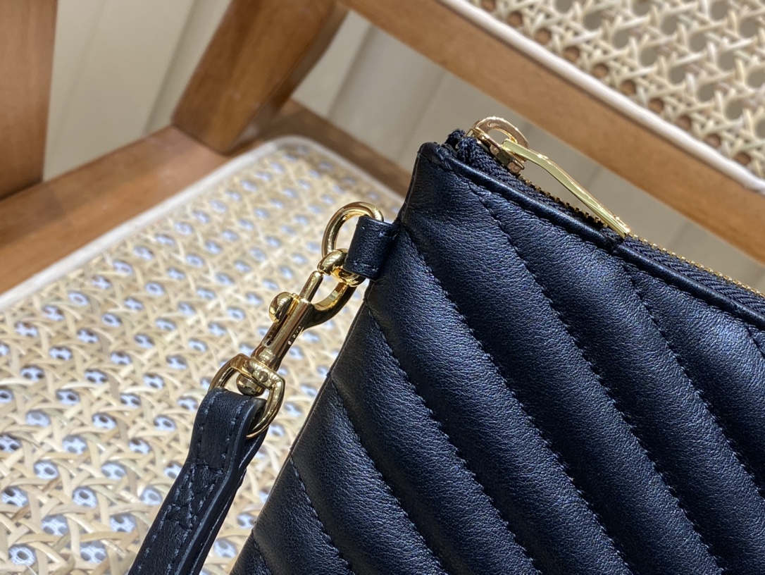 SAINT LAURENT 𝑴𝒐𝒏𝒐𝒈𝒓𝒂𝒎 𝑾𝒐𝒄  #379039