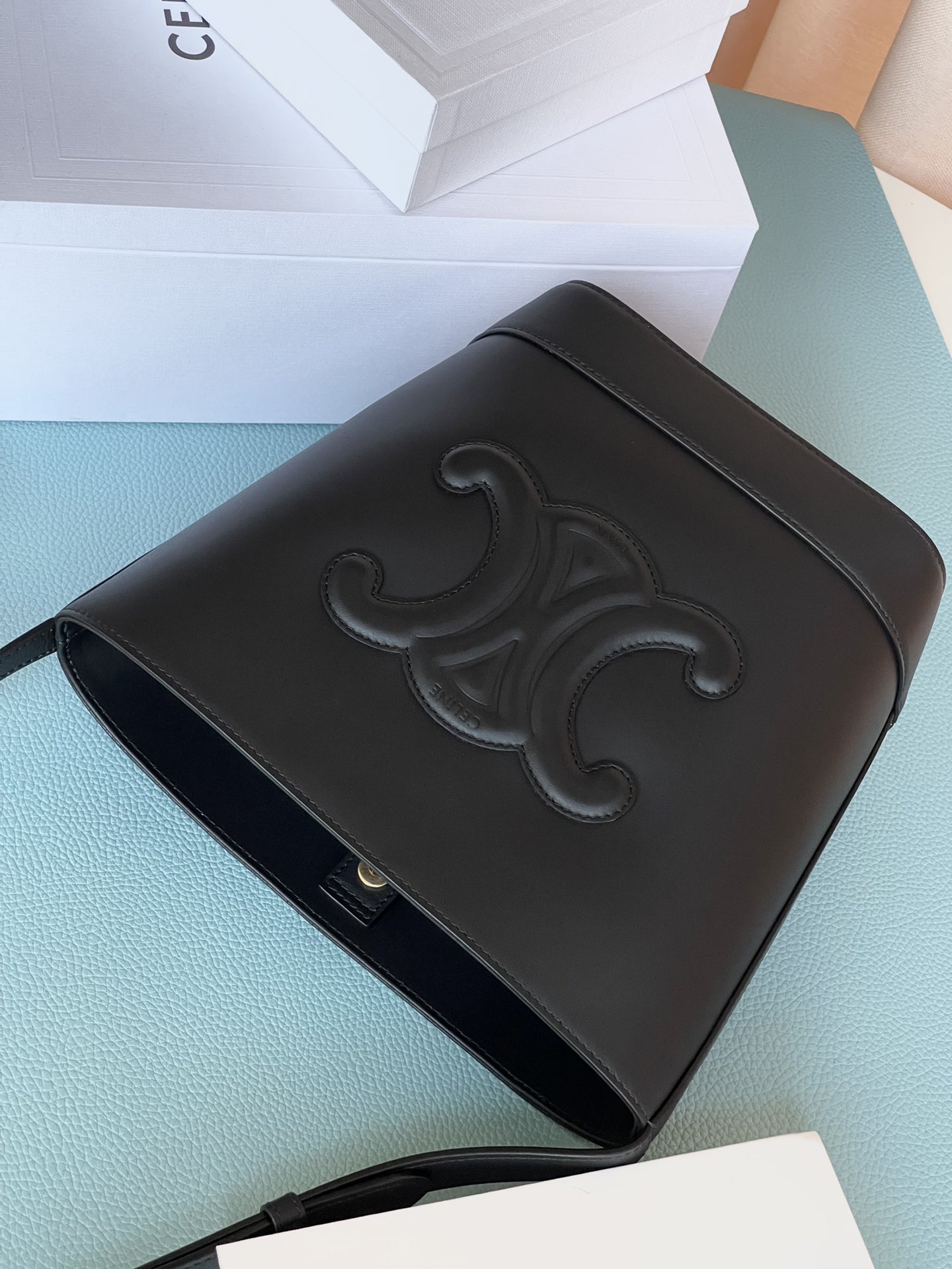 𝐂𝐞𝐥𝐢𝐧𝐞 CUIR TRIOMPHE Small smooth calfskin bucket bag