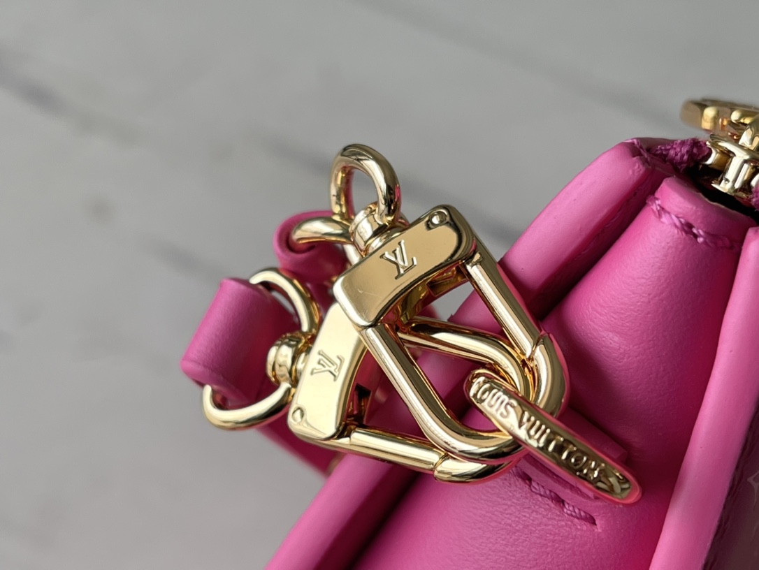 𝐋𝐎𝐔𝐈𝐒 𝐕𝐔𝐈𝐓𝐓𝐎𝐍    M82232