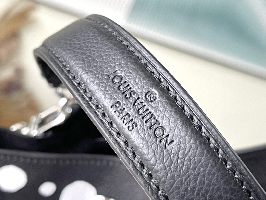 𝐋𝐎𝐔𝐈𝐒 𝐕𝐔𝐈𝐓𝐓𝐎𝐍      M21753