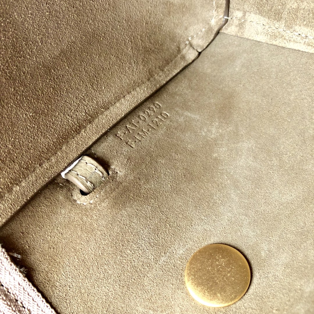 𝐂𝐞𝐥𝐢𝐧𝐞 𝐛𝐞𝐥𝐭 𝐩𝐢𝐜𝐨 𝟏𝟔𝐜𝐦 Grained Calfskin Bag