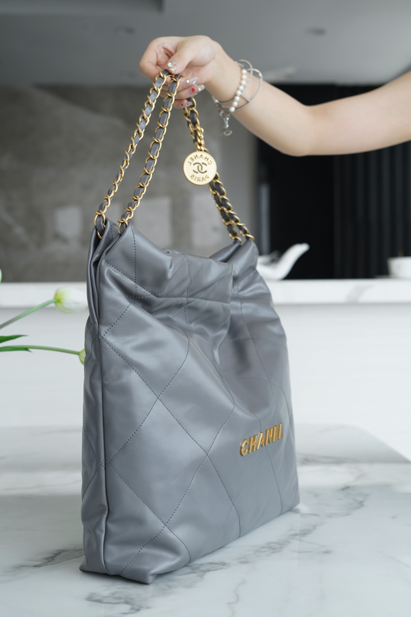𝗖𝗛𝗔𝗘𝗡𝗟✦𝟐𝟐𝗣Spring/Summer New 𝟐𝟐Handbag Genuine Tail Leather Medium Premium Gray