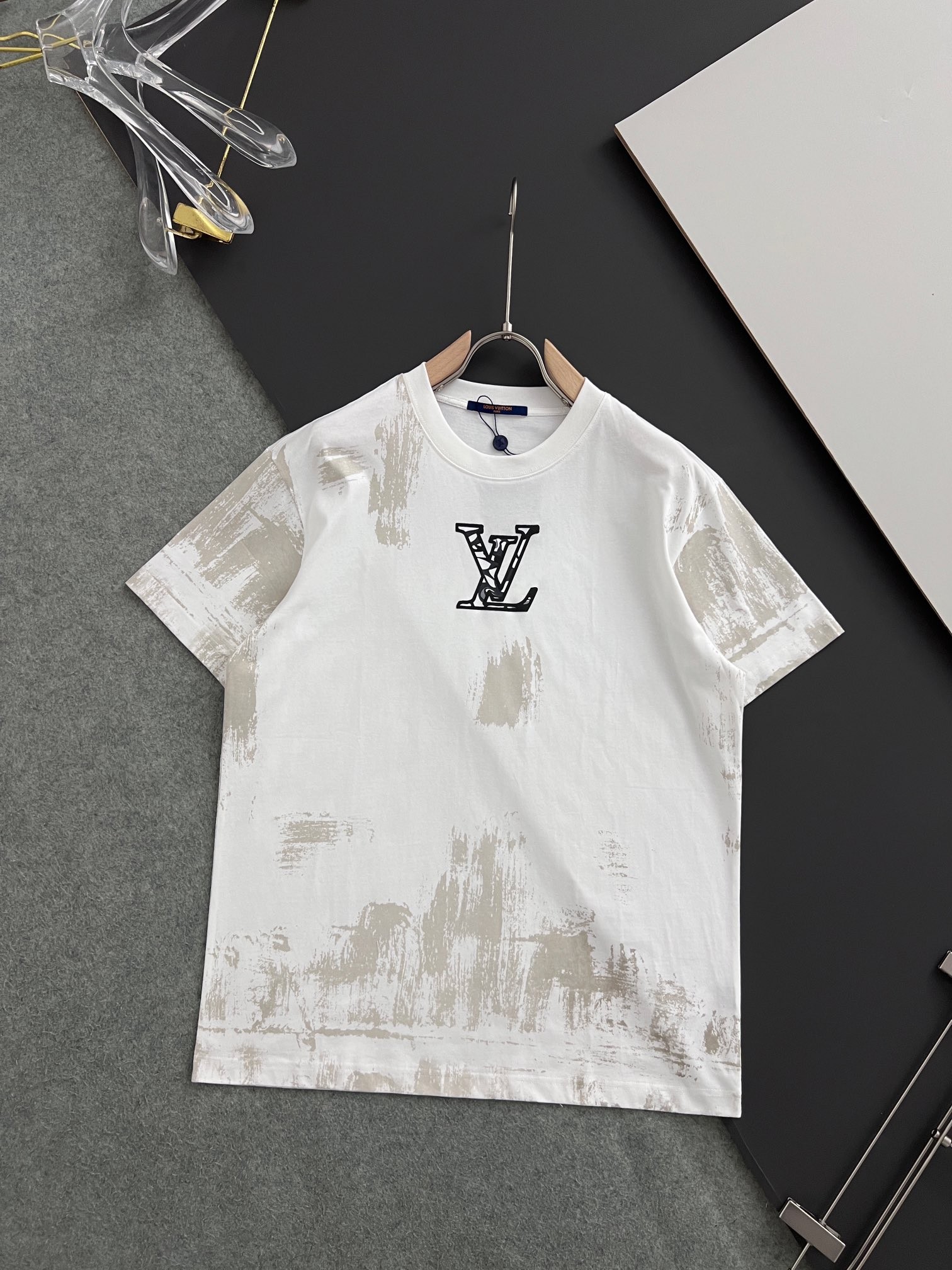 Louis Vuitton 24 classic embroidered pockets with trendy t-shirts