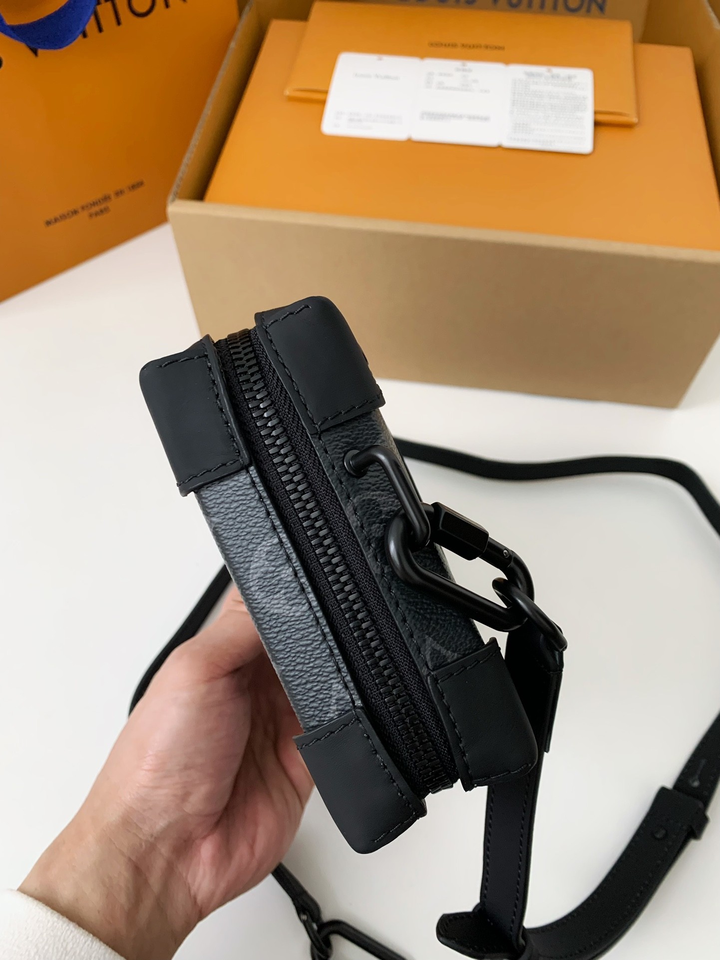 Louis Vuitton's new Sac Plat Horizontal Zippé men's black flower briefcase M45165 Size: 22.5*14*5cm