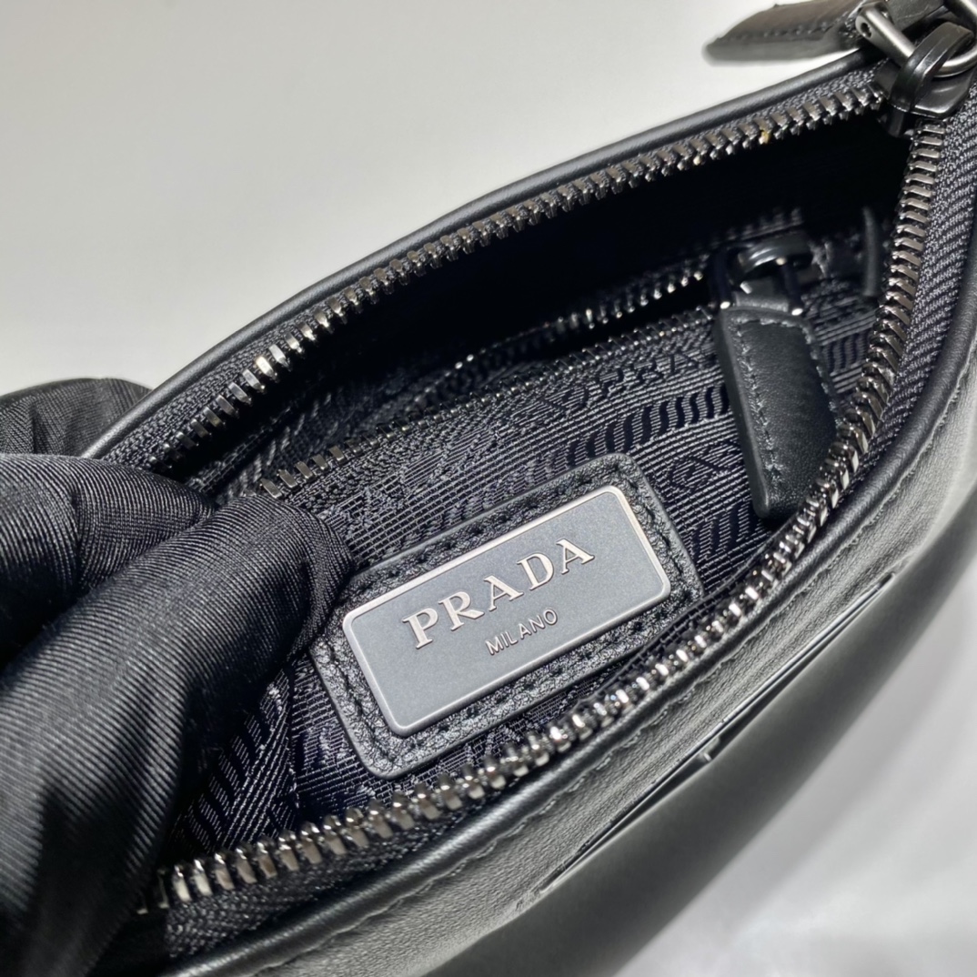 𝐏𝐑𝐀𝐃𝐀 New men's bag 2VH124
