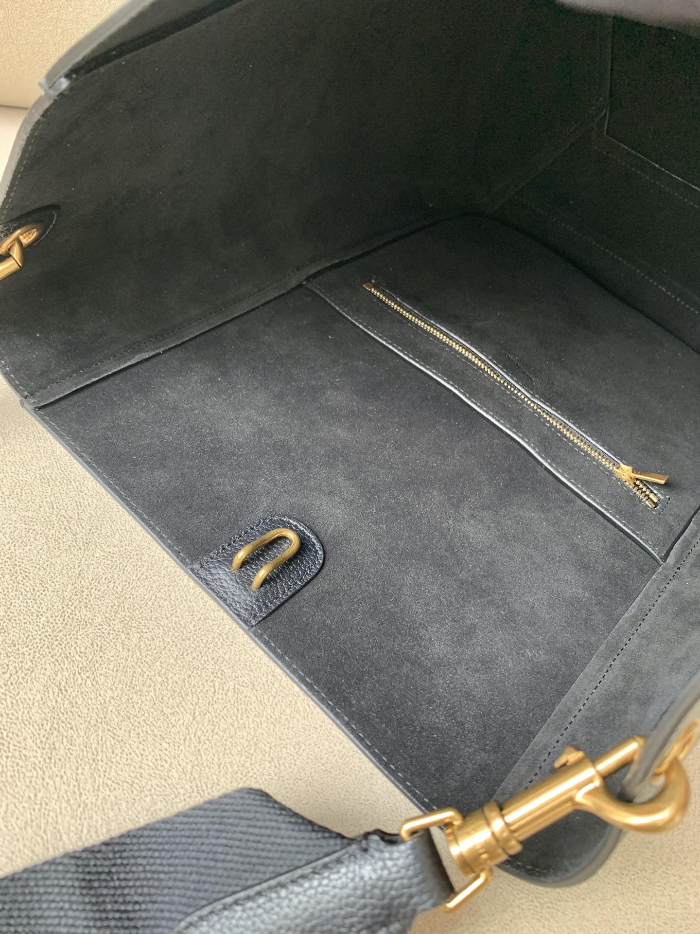 𝐂𝐞𝐥𝐢𝐧𝐞 SANGLE BUCKET bucket bag in soft grained calfskin