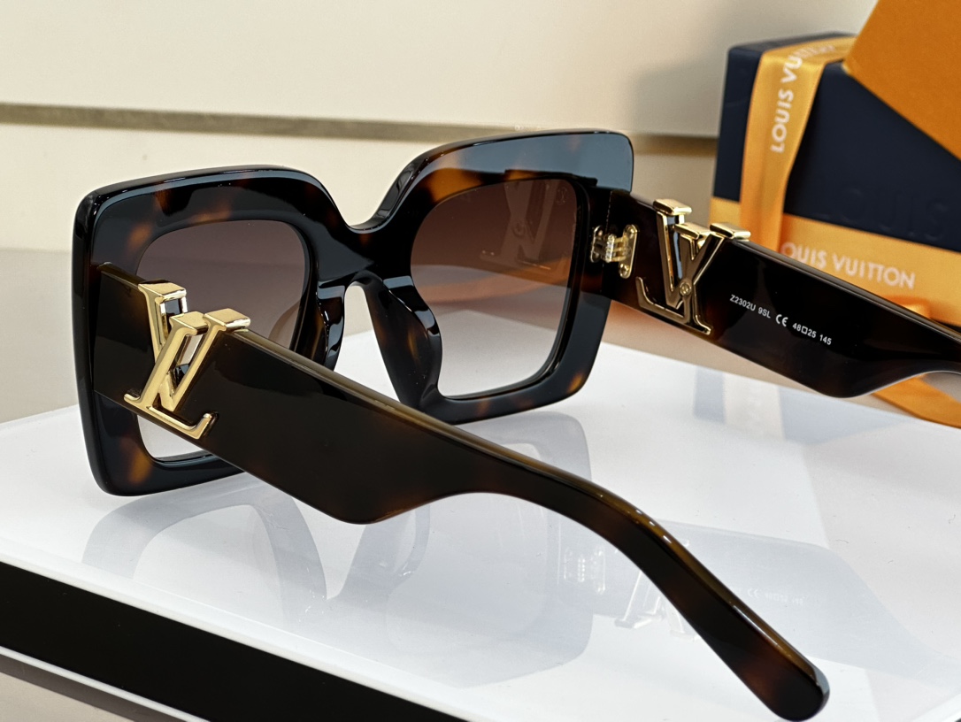 LOUIS VUITTON Z2302U