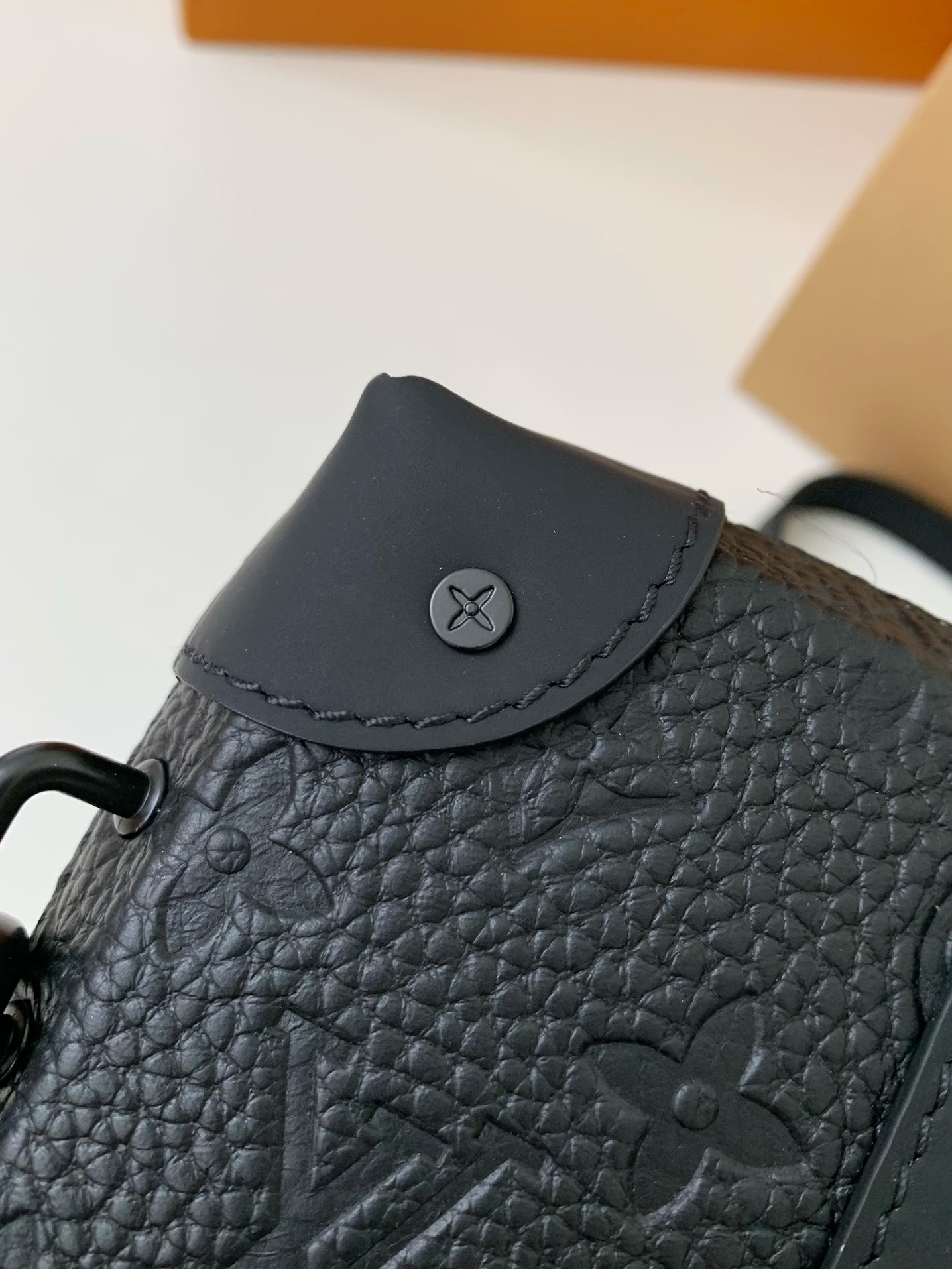 Louis Vuitton's new Sac Plat Horizontal Zippé men's black flower briefcase M80224 Size: 22.5*14*5cm