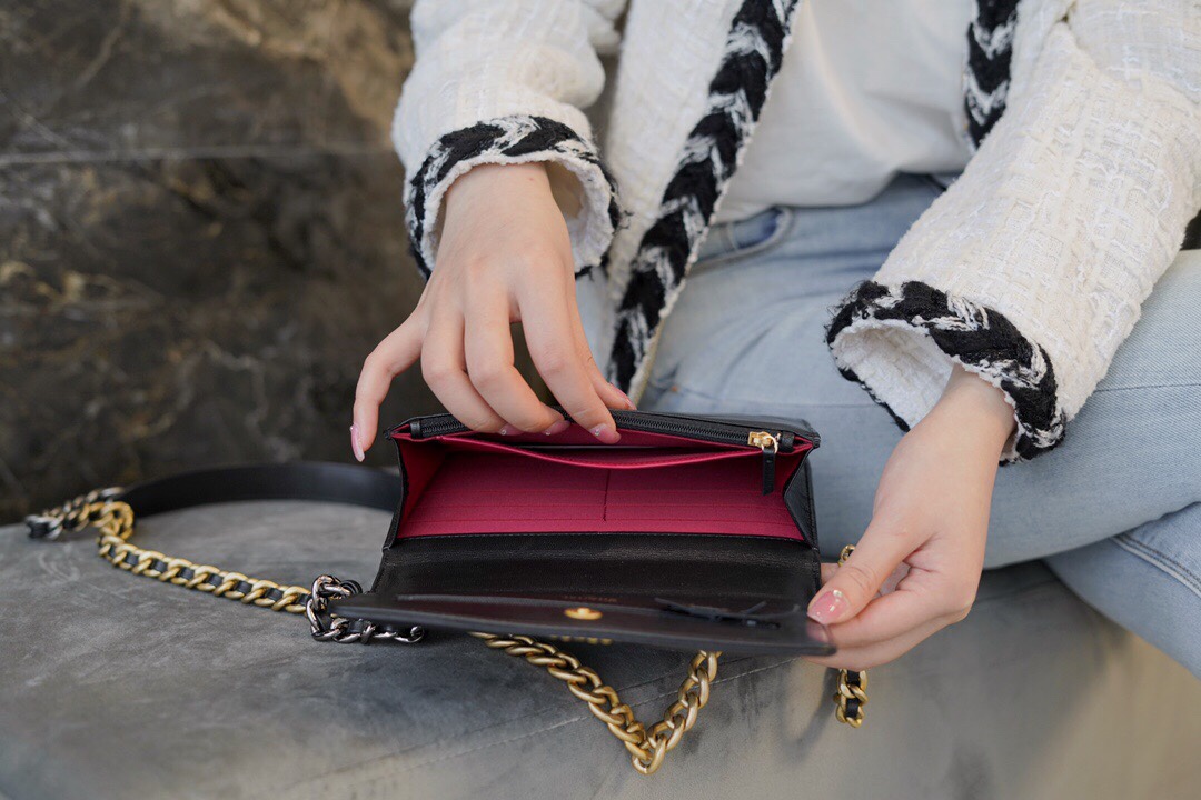 CHANEL 19Bag 𝑾𝒐𝒄 22C black gold buckle