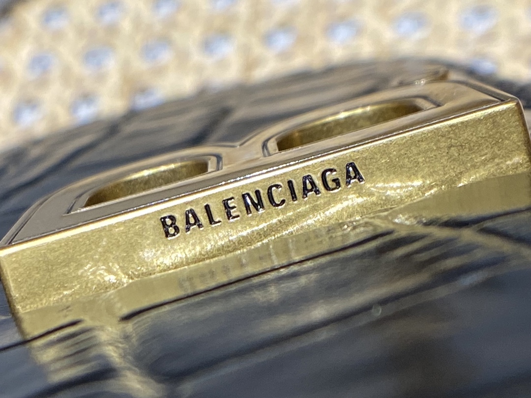 BALENCIAGA 𝘄𝗮𝗹𝗹𝗲𝘁 𝗼𝗻 𝗰𝗵𝗮𝗶𝗻 ▪️ crocodile print black gold buckle