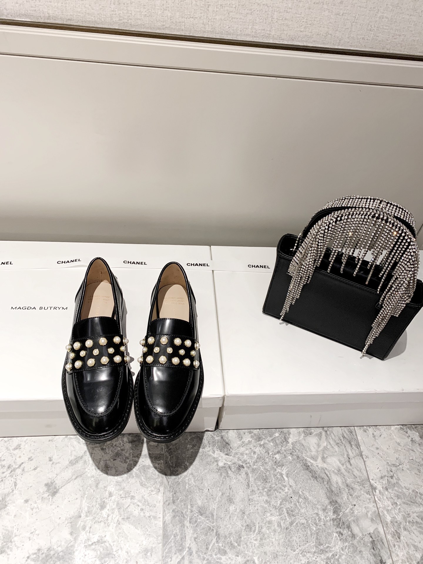 Stuart Weitzman 2020 autumn and winter new pearl shoes import open-edge bead leather