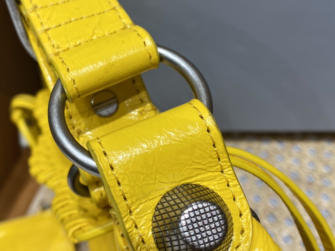 BALENCIAGA 𝐋𝐞 𝐂𝐚𝐠𝐨𝐥𝐞 Moon Bag