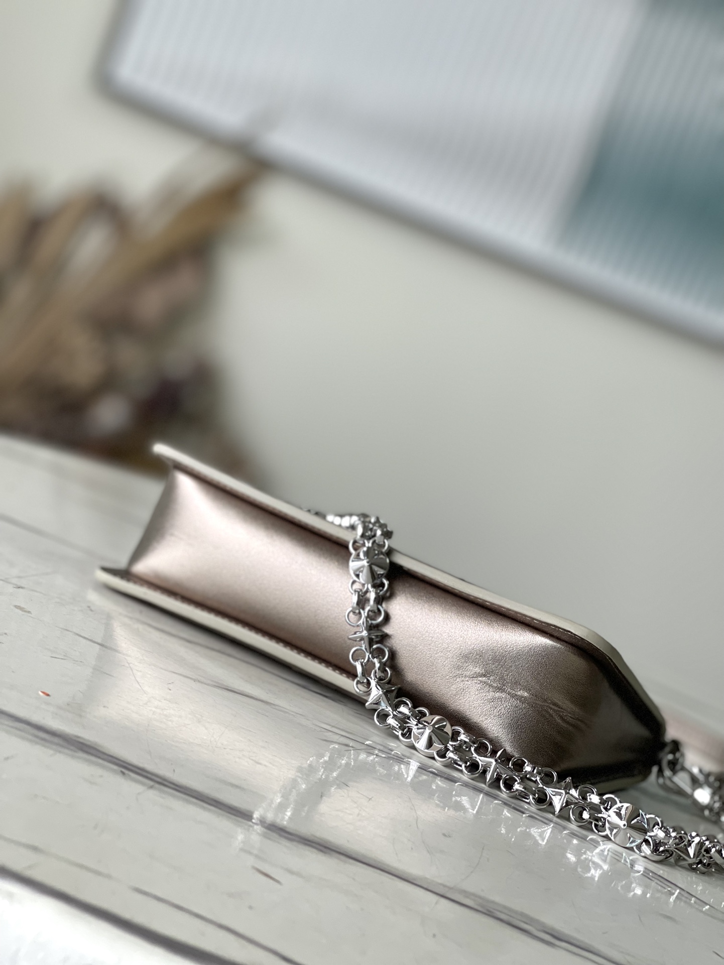 𝐋𝐎𝐔𝐈𝐒 𝐕𝐔𝐈𝐓𝐓𝐎𝐍      M81828