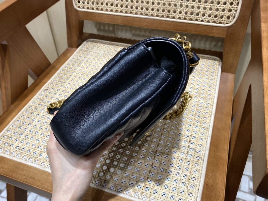 SAINT LAURENT 𝑴𝒐𝒏𝒐𝒈𝒓𝒂𝒎 𝒄𝒐𝒍𝒍𝒆𝒈𝒆 #428056 Original leather black gold.JD