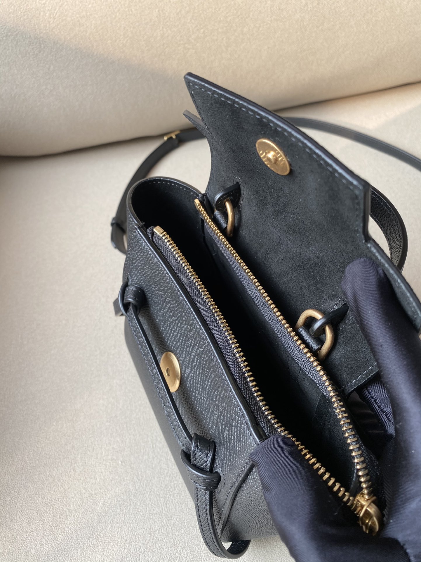 𝐂𝐞𝐥𝐢𝐧𝐞 𝐛𝐞𝐥𝐭 𝐩𝐢𝐜𝐨 𝟏𝟔𝐜𝐦 Grained Calfskin Bag