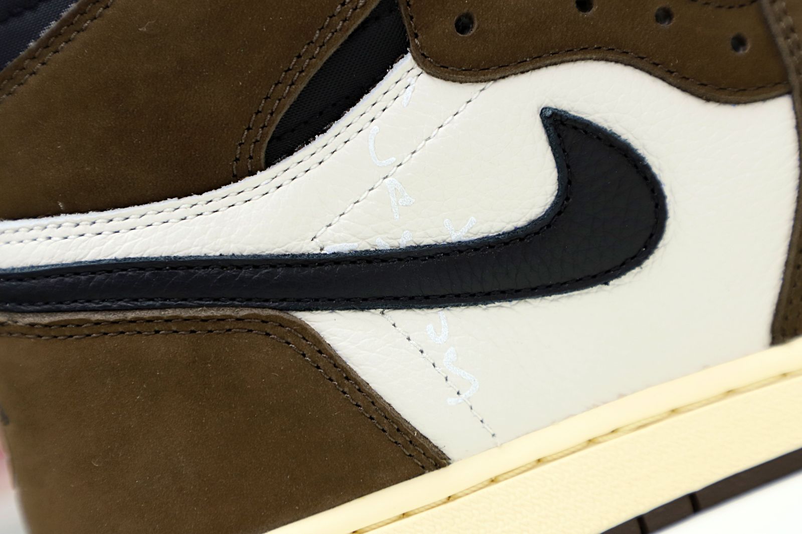 TRAVIS SCOTT X AIR JORDAN 1 RETRO HIGH OG MOCHA