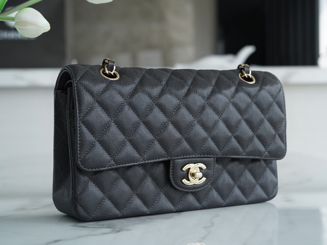 𝐂𝐇𝐀𝐍𝐄𝐋 Classic Flap washed cowhide is made from the most delicate newborn calves Washed fetal cow Medium 🤎 Coffee