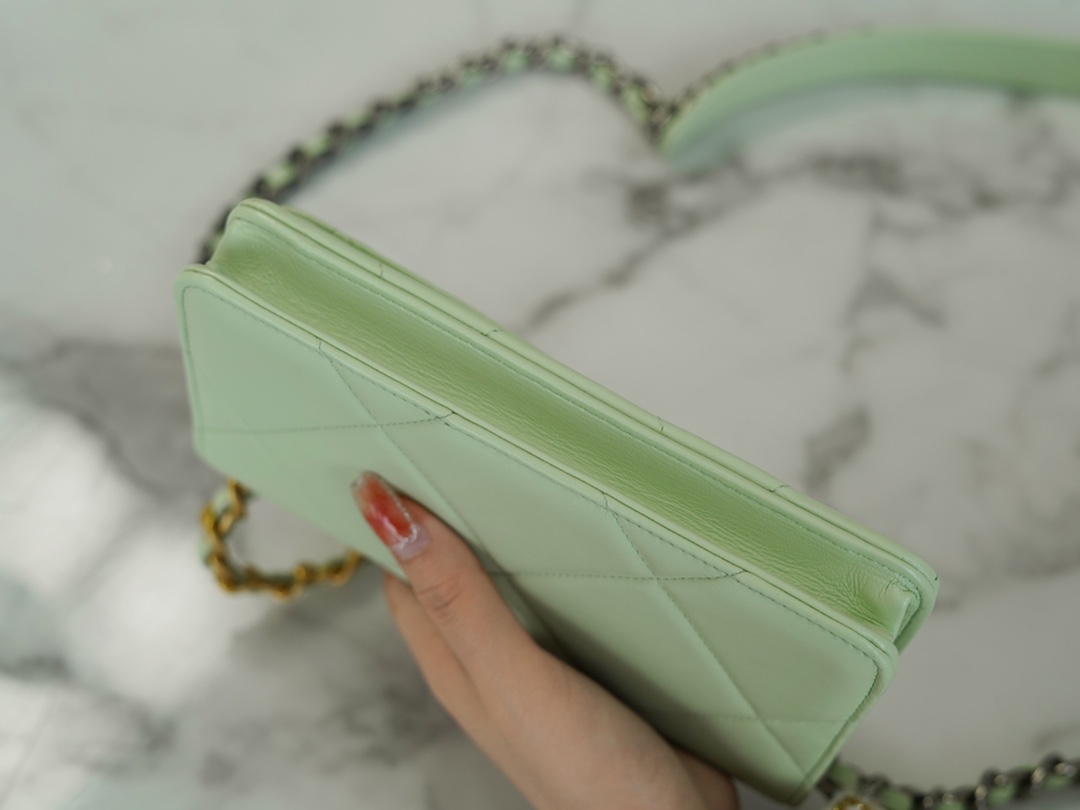 CHANEL 19Bag 𝑾𝒐𝒄 22C gold buckle light green