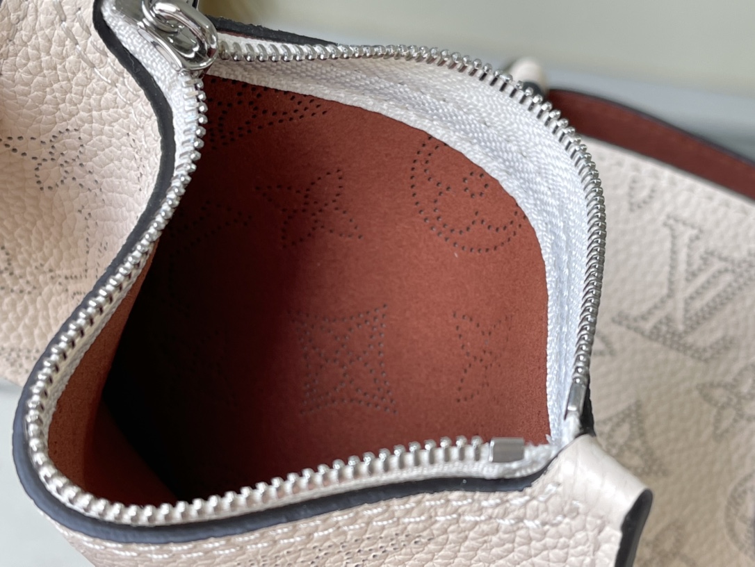 𝐋𝐎𝐔𝐈𝐒 𝐕𝐔𝐈𝐓𝐓𝐎𝐍    M21909