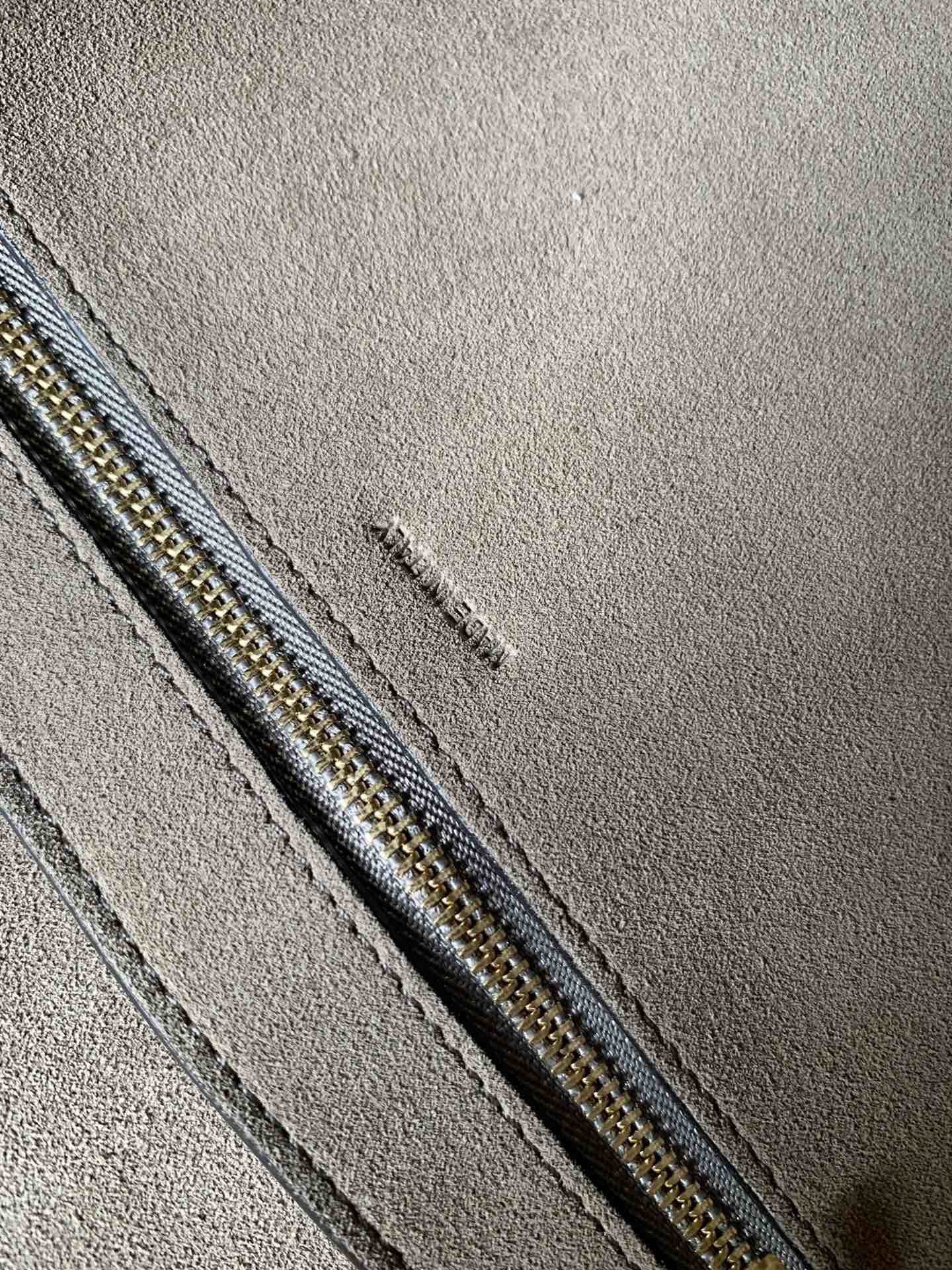 𝐂𝐞𝐥𝐢𝐧𝐞 SANGLE BUCKET bucket bag in soft grained calfskin