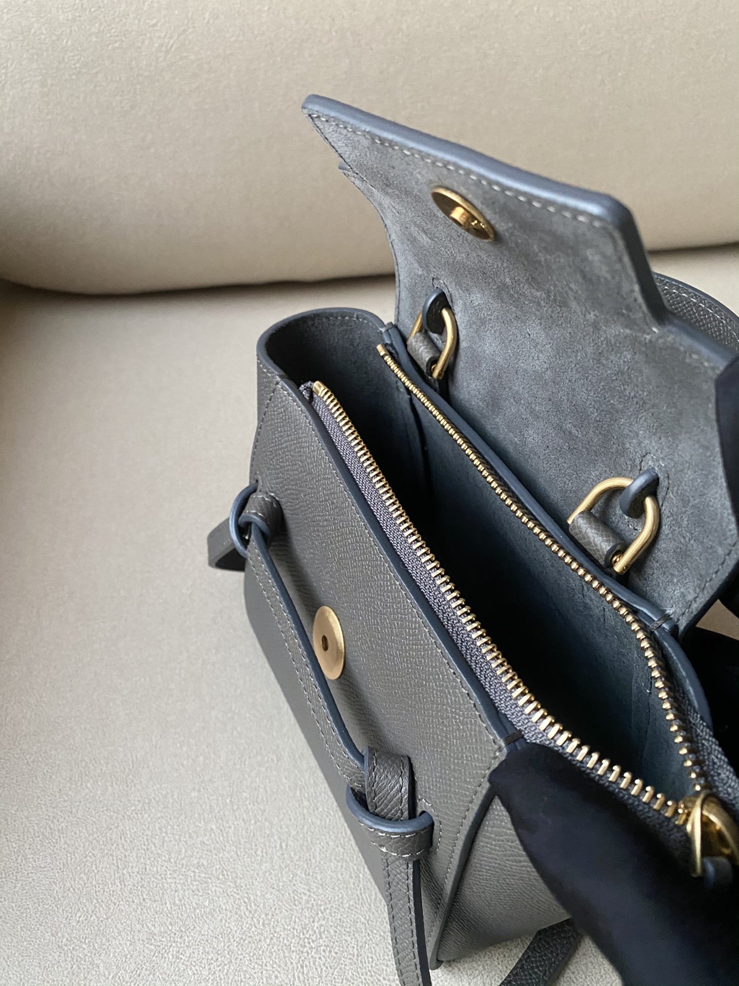 𝐂𝐞𝐥𝐢𝐧𝐞 𝐛𝐞𝐥𝐭 𝐩𝐢𝐜𝐨 𝟏𝟔𝐜𝐦 Grained Calfskin Bag