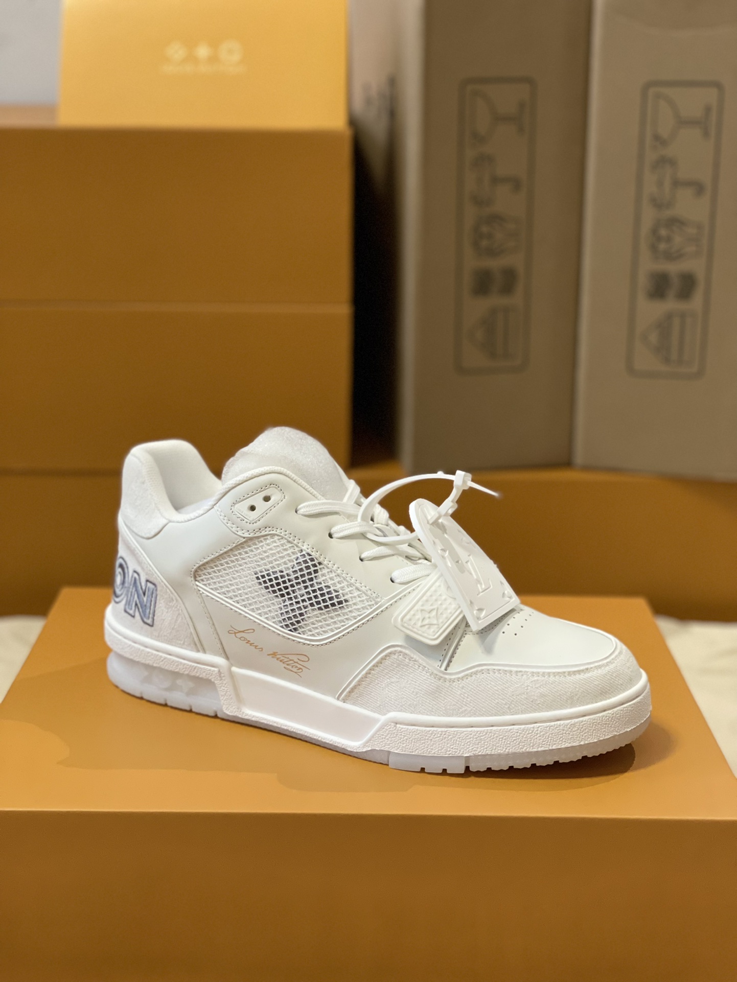 Louis Vuitton Trainer sneakers for couples, style 1A98UX