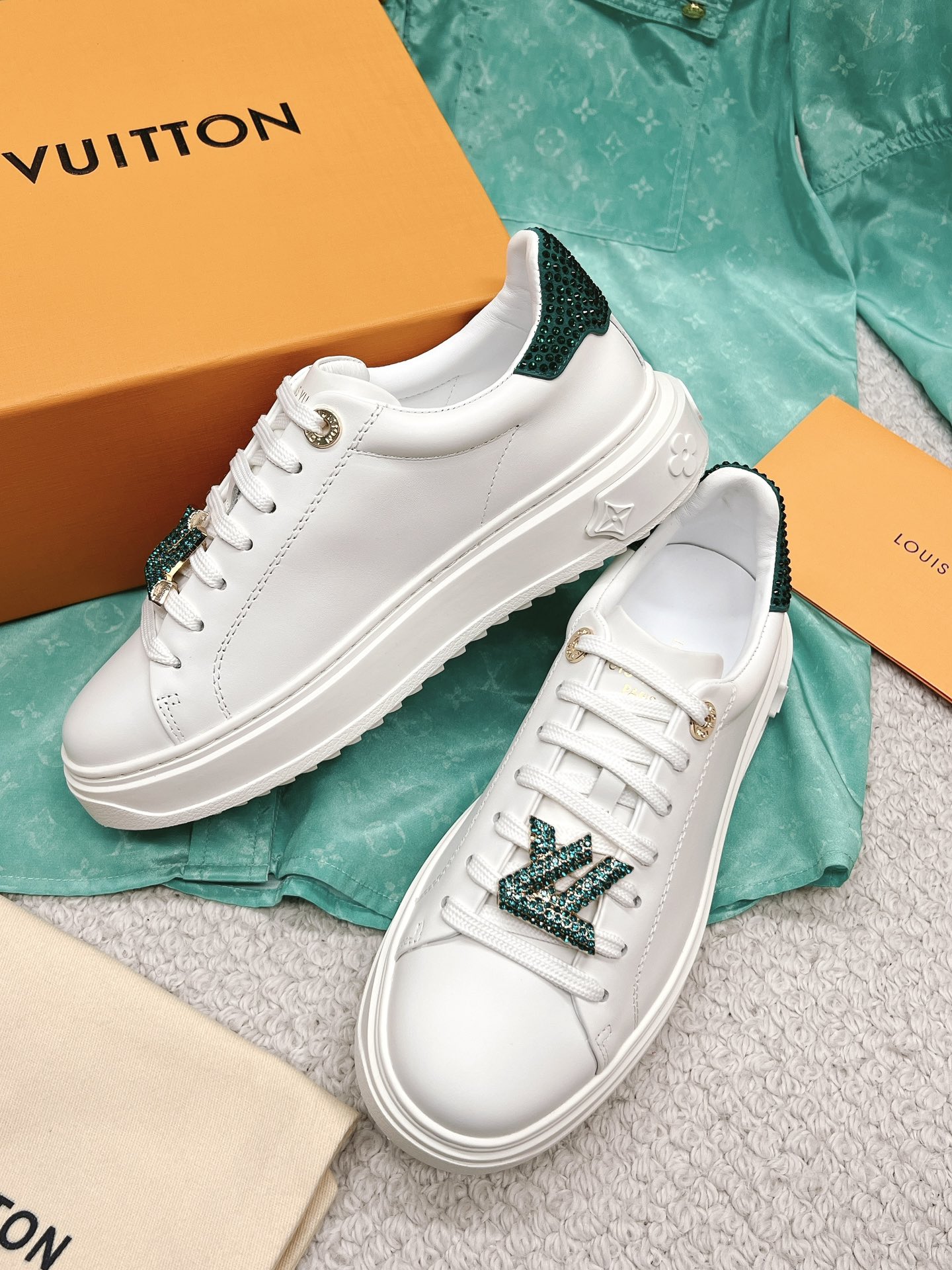Louis Vuitton's new letter rhinestone white shoes series is new🆕