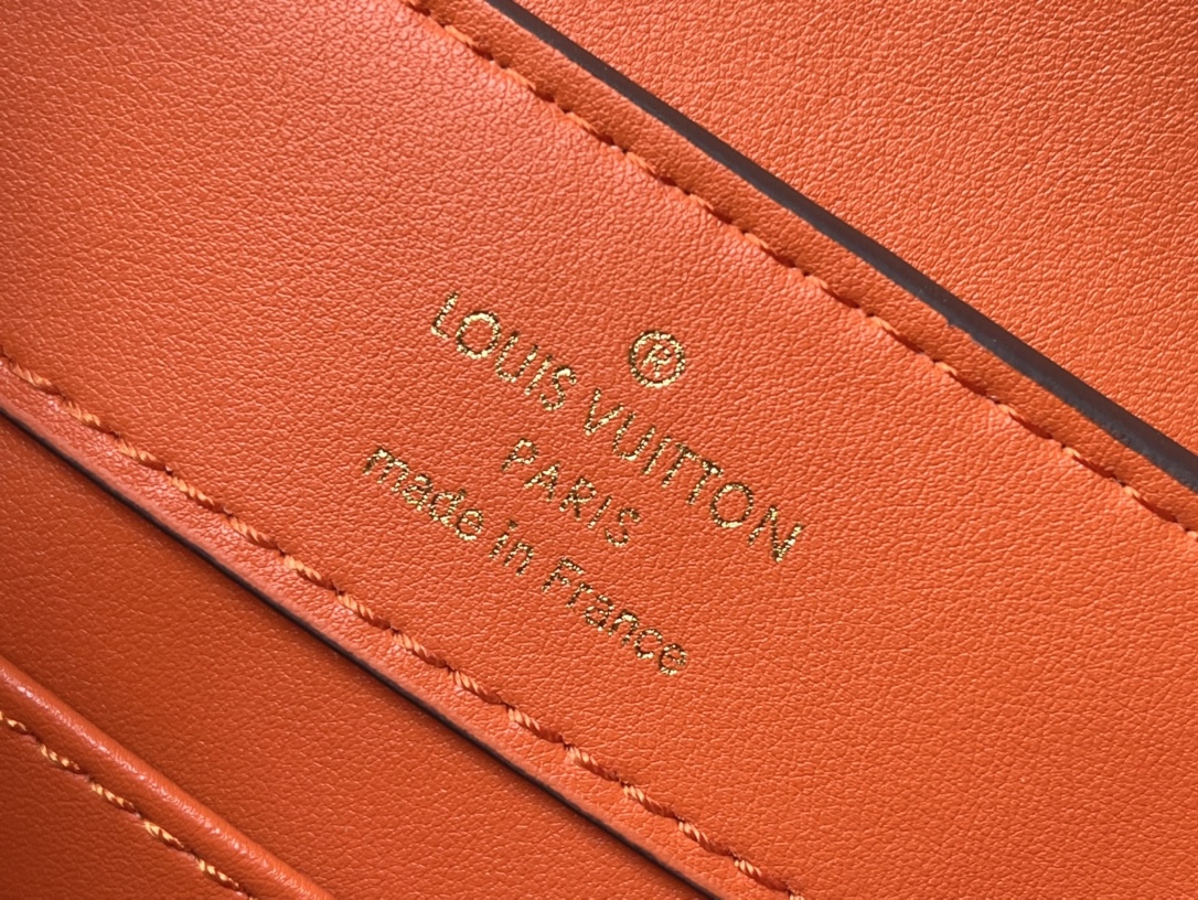 𝐋𝐎𝐔𝐈𝐒 𝐕𝐔𝐈𝐓𝐓𝐎𝐍    M95393